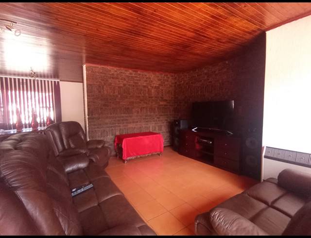 4 BEDROOM HOUSE FOR SALE IN THREE RIVERS EAST